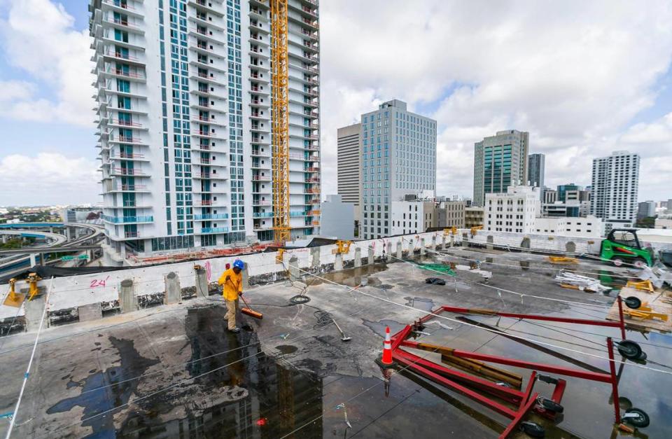 Construcción del edificio Tesla en el downtown de Miami, en abril del 2022. Miami fue la ciudad del condado que más auge de nuevas construcciones tuvo, por un valor de más de $1,000 millones.