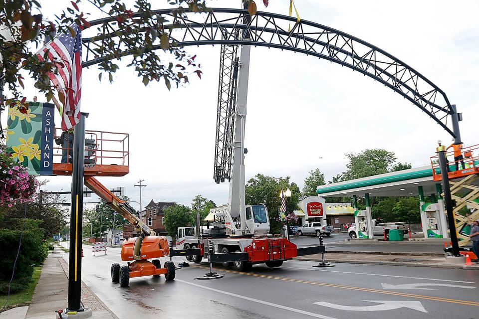 Simonson Construction installs the arch over East Main Street on Thursday morning, May 26, 2022. TOM E. PUSKAR/TIMES-GAZETTE.COM