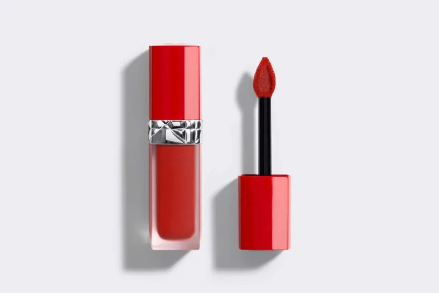 Rouge Dior Ultra Care Liquid ist der 1. Dior Lippenstift mit Blütenöl, ultrastarker Pflege und bis zu 12 Stunden Halt. (Bild: Dior)