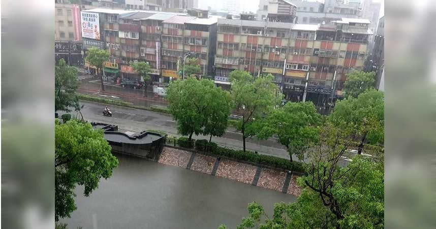 輕颱外圍環流帶來猛烈雨勢，新北市各地頻傳災情，新莊中港大排水深達到成人腰部。（圖／翻攝臉書愛新莊我是新莊人）