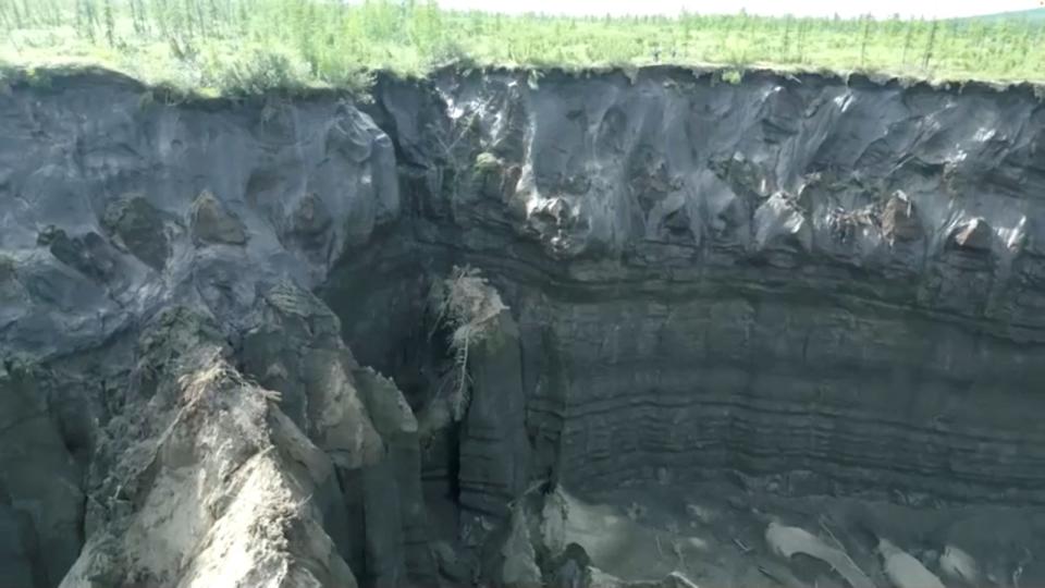 俄羅斯西伯利亞巴塔蓋卡凍土層天坑有融化跡象，圖為7月。路透社