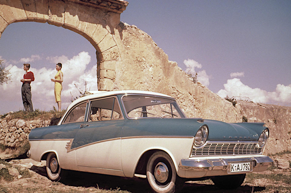 <pre> L'une des versions les plus remarquables de la Taunus est la P2, construite en berline, break et cabriolet de 1957 à 1960.</pre> <pre> Comparée aux standards plutôt sobres des Ford allemandes de cette époque, la P2 présentait un style flamboyant qui lui valut le surnom de Barocktaunus (Baroque Taunus). </pre>