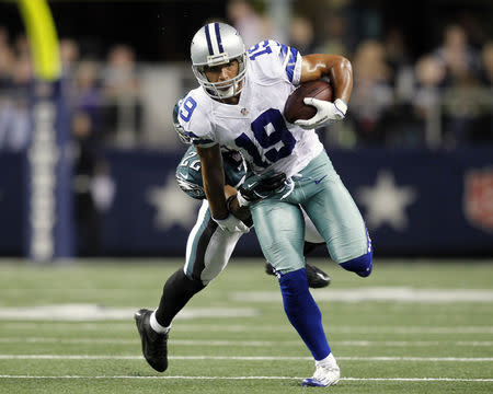 Dallas Cowboys wide receiver Miles Austin (front) carries the ball as Philadelphia Eagles corner back Brandon Boykin tries to make the tackle first half of their NFL football game in Arlington, Texas December 2, 2012. REUTERS/Mike Stone