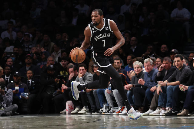 Michael Jordan of the Chicago Bulls brings the ball upcourt against News  Photo - Getty Images