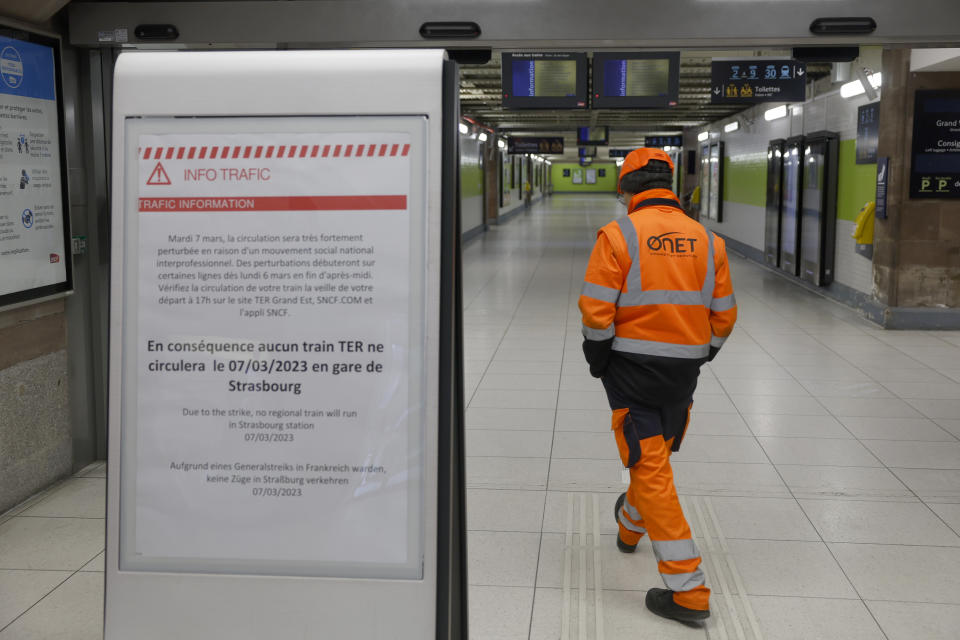 Un hombre pasa junto a un cartel que avisa de que no circularán trenes con motivo de una huelga, en la estación de tren de Estrasburgo, en el este de Francia, el 7 de marzo de 2023. (AP Foto/Jean-Francois Badias)