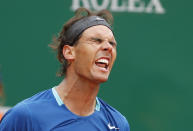 El español Rafael Nadal gesticula el perder un punto contra David Ferrer en el Masters de Montecarlo el viernes, 18 de abril de 2014, en Mónaco. Ferrer ganó. (AP Photo/Michel Euler)