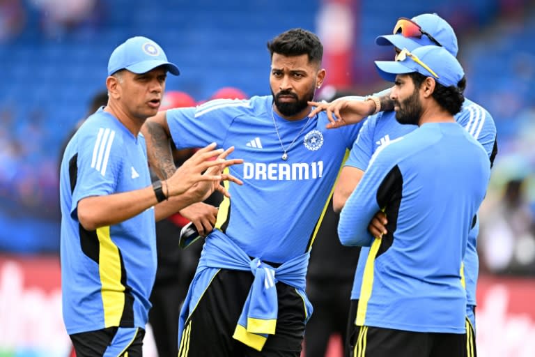 Making his point: India coach Rahul Dravid (L) (Chandan Khanna)