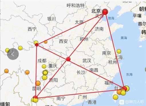 網友驚覺12日河北唐山、雲南紅河州、四川阿壩州級台灣宜蘭都發生有感地震，其地點連線交會處即是重慶巫山縣。（圖／翻攝《冷山時評》推特）