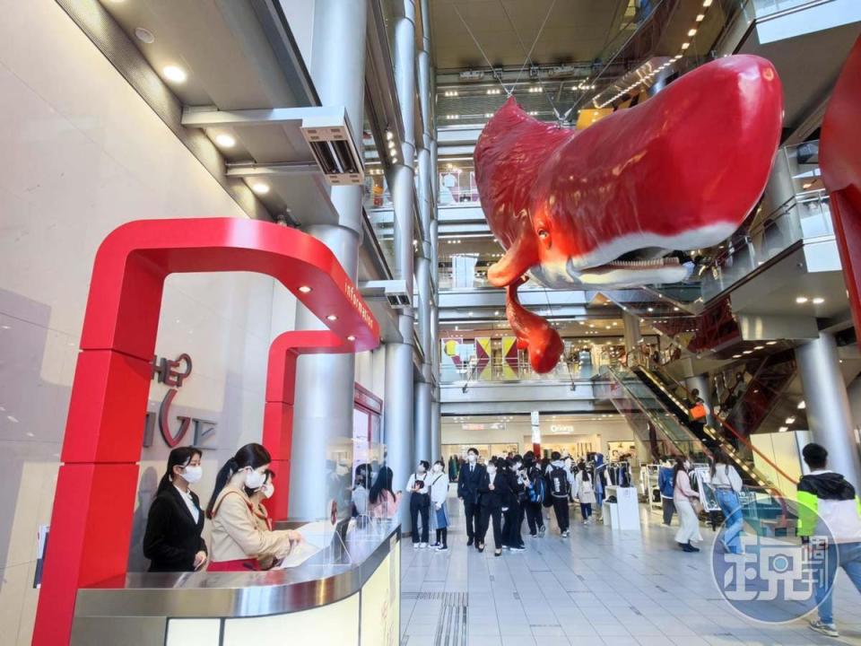 搶眼的紅色大鯨魚藝術裝置為「HEP FIVE」商場內的最醒目標的。