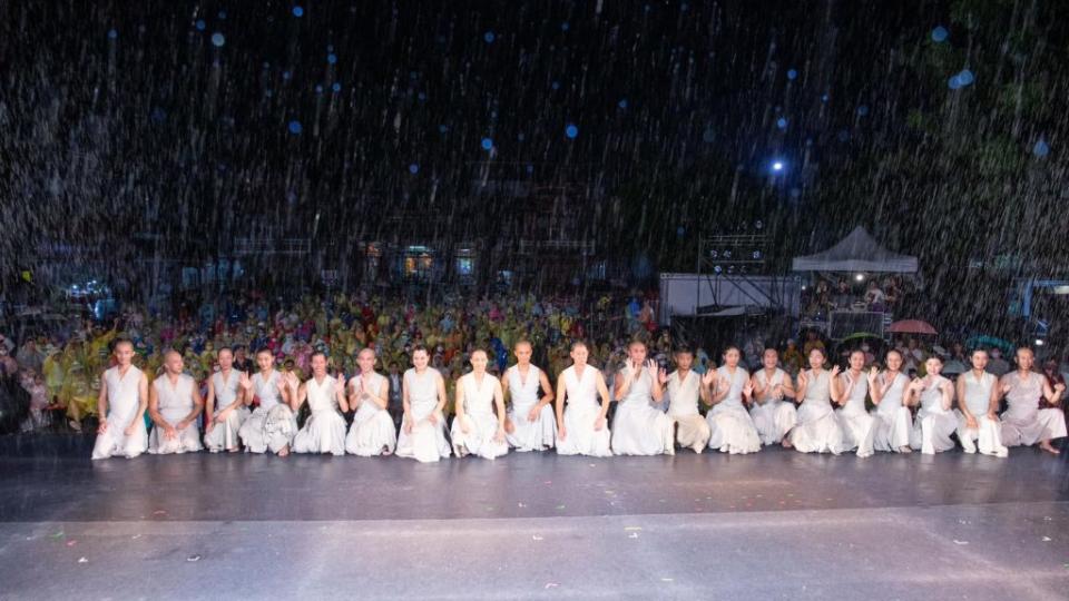 藝術進區開幕由優人神鼓帶來《鼓聲圓滿》，即使大雨，全場觀眾身穿雨衣欣賞。（中心提供）