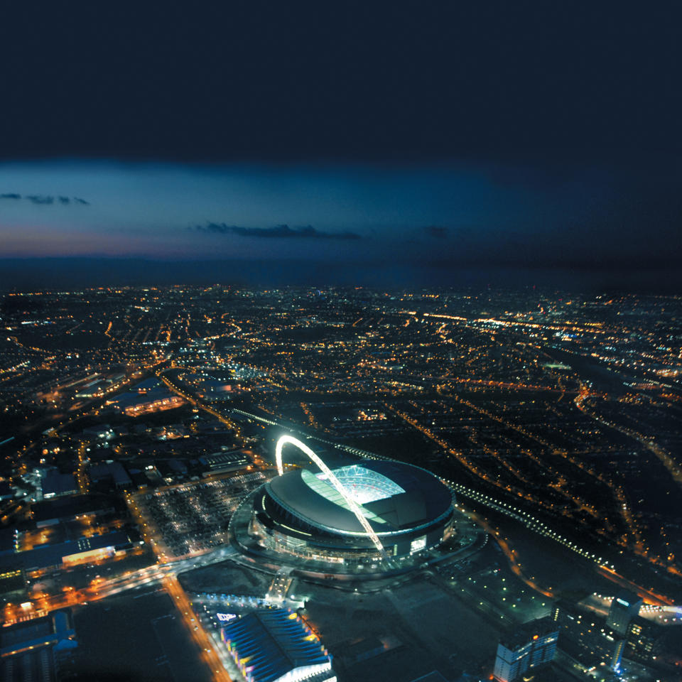 Avec sa capacité de 90 000 places, Wembley est le plus grand stade du Royaume-Uni. Depuis 1923, l'enceinte abrite les plus belles affiches d'Angleterre et accueille en concert les plus grands artistes internationaux.