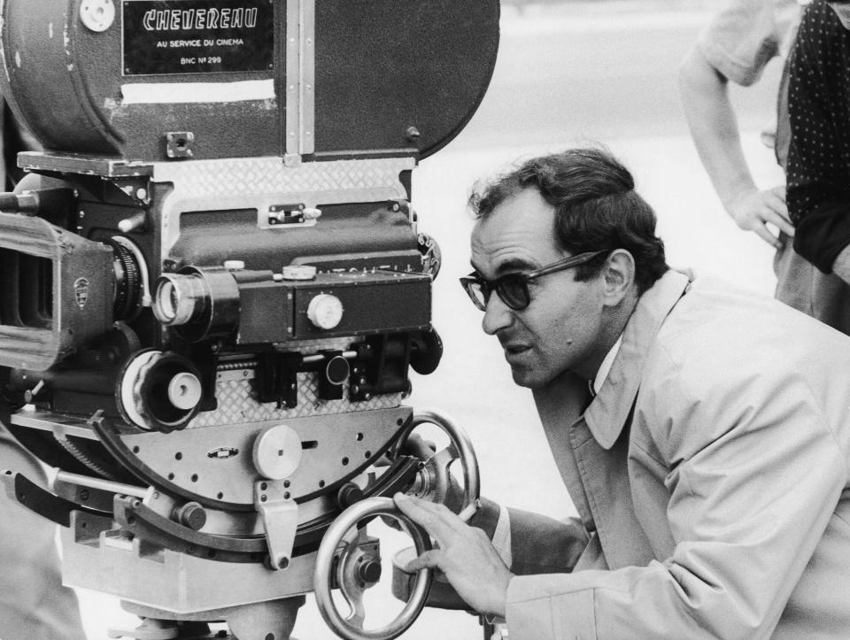 (GERMANY OUT) Der französische Regisseur Jean-Luc Godard blickt durch eine Kamera der Marke Chevereau während der Dreharbeiten zu dem Film 