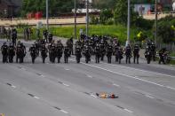 Un hombre se mantiene tumbado en el suelo delante de los agentes de policía durante una manifestación en Minneapolis el 31 de mayo. (Foto: Chandan Khanna / AFP / Getty Images).