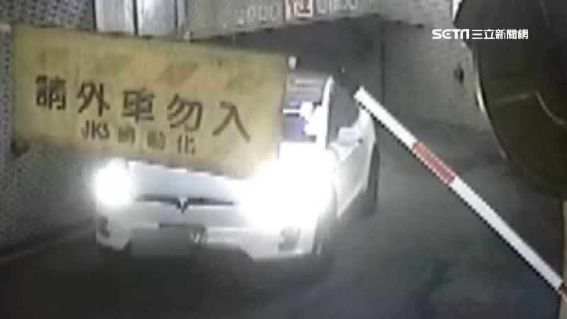 男子到停車場試開他的特斯拉電動車。