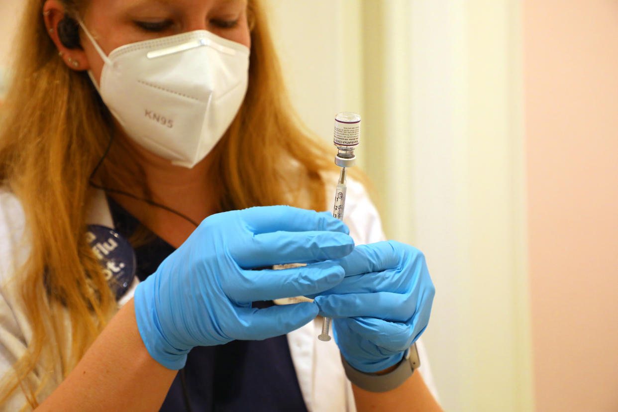 Un trabajador sanitario prepara una dosis de refuerzo contra la COVID-19 en San Rafael, California, el 29 de septiembre de 2021. (Jim Wilson/The New York Times)