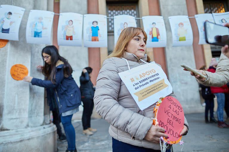 Las escalinatas del Poder Judicial de Mendoza fueron testigos del dolor y las expectativas de las víctimas y sus familiares por la sentencia a prisión de los sacerdotes y el exjardinero del Próvolo