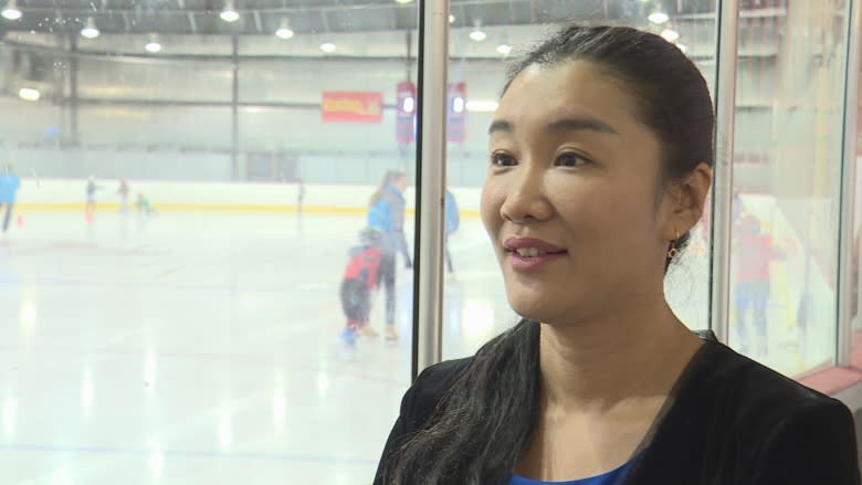 Skating school teaches Chinese students how to play Canada's national sport