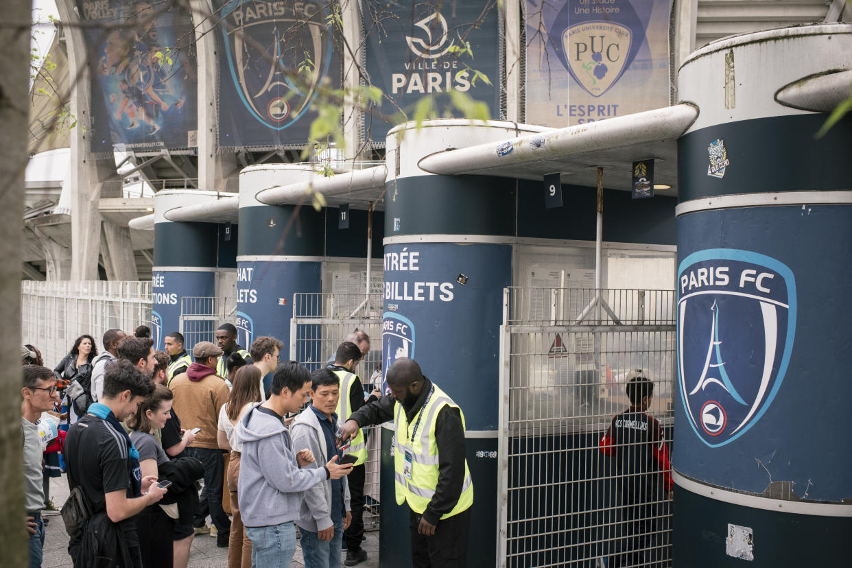 Aficionados al fútbol entran al Stade Charléty para un partido del Paris FC como anfitrión contra el Grenoble en París, el 6 de abril de 2024. (Dmitry Kostyukov/The New York Times)
‌