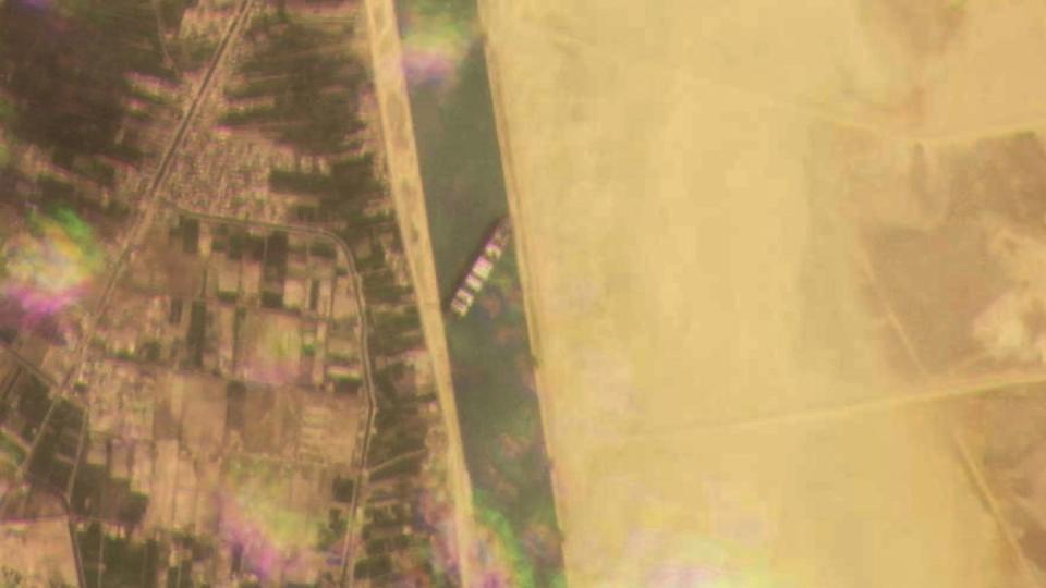 Dieses Satellitenbild zeigt das Frachtschiff MV Ever Given, das im Suezkanal auf Grund gelaufen ist.