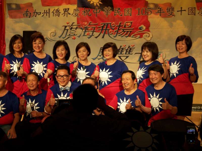 20180115-作者在南加州第一次參加台灣同鄉會、國民黨美西南支部等聯合舉辦的中華民國國慶升旗典禮。（作者陳巍提供）
