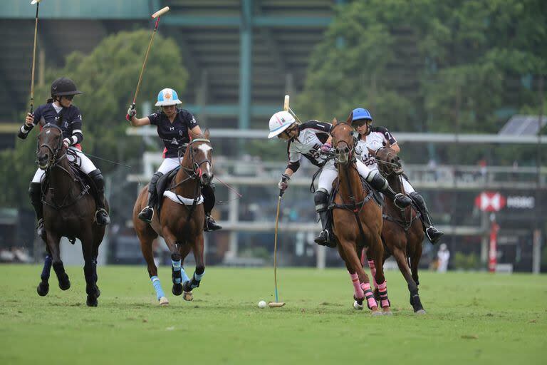 Mia Cambiaso avanza sobre Hope Arellano, que controla la bocha; la hija de Adolfito anotó un gol en la final del Abierto Femenino 