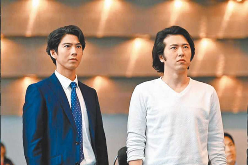 賀來賢人（左）與尾上松也在《半澤》中以精實演技為作品添色。（圖／取自TBS官網）