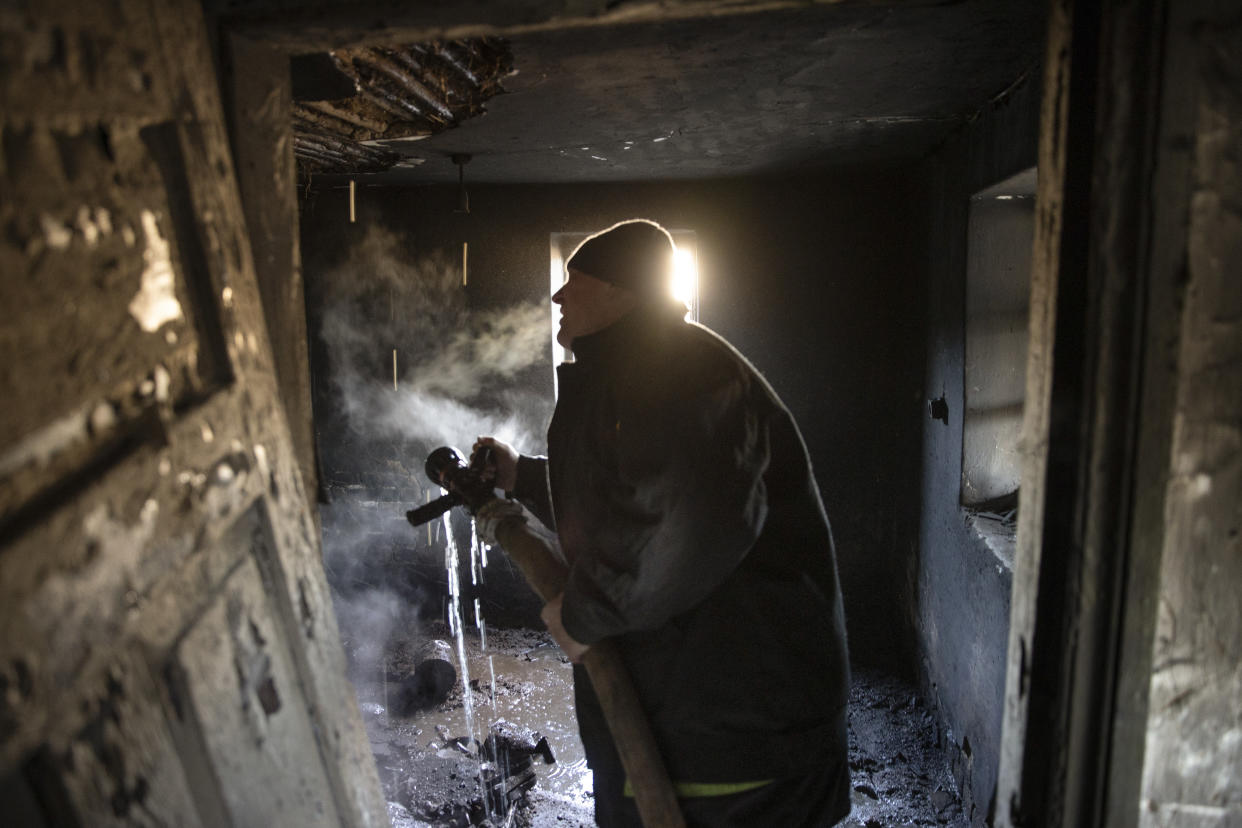 Un bombero del Departamento de Servicios de Emergencia 21, la única estación de bomberos en Limán, Ucrania, apaga un incendio en una casa abandonada, el 6 de diciembre de 2022. (Tyler Hicks/The New York Times)
