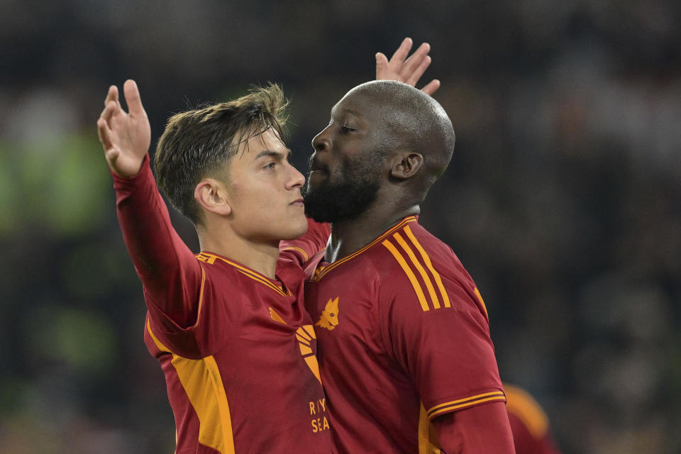 El argentino Paulo Dybala (izquierda) celebra junto a su compañero de la Roma Romelu Lukaku luego de anotar el segundo gol de su equipo durante el partido de la Liga Italiana ante el Udinese, en el estadio Olímpico de Roma, en Italia el domingo 26 de noviembre de 2023. (Alfredo Falcone/LaPresse via AP)