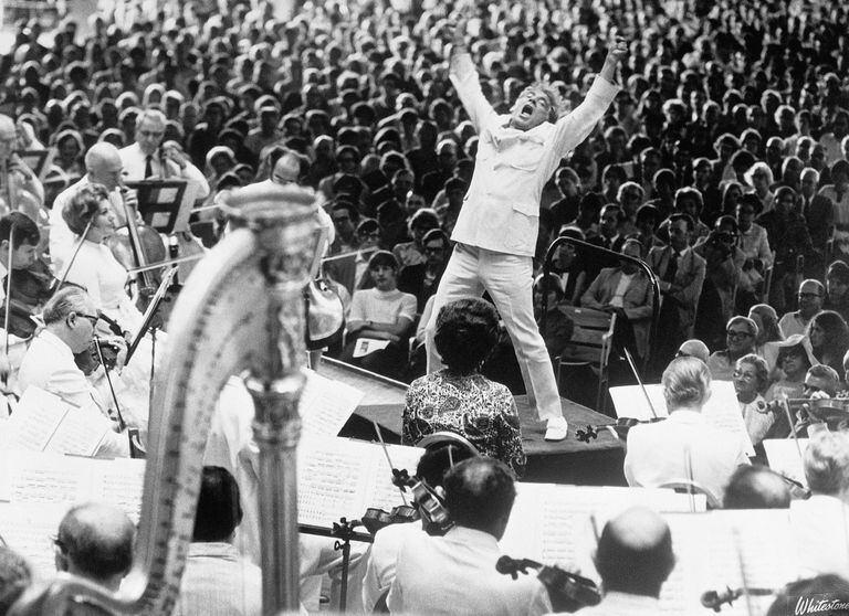 Leonard Bernstein dirige a la Sinfónica de Boston; en el programa, la  segunda sinfonía de Mahler 