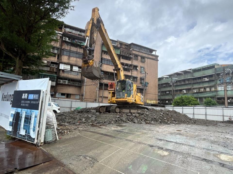 七堵開元停車塔五月起拆除現幾夷成平地，未來規劃一百六十機車格停車，收費與否待議。(記者王慕慈攝)