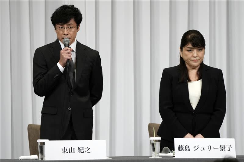 藤島茱莉景子（右）將社長一職交給東山紀之（左）。（圖／美聯社／達志影像）