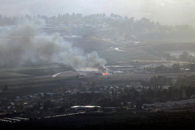 Columnas de humo tras el impacto de un cohete disparado desde el sur del Líbano sobre la región de la Alta Galilea, en el norte de Israel, el 8 de julio de 2024, en medio de los continuos enfrentamientos transfronterizos entre las tropas israelíes y los combatientes libaneses de Hezbollah.