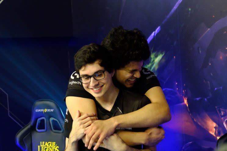 INTZ top laner Marcelo “Ayel” Mello hugs Shini after their 2-0 sweep of CNB in Week 1 of 2017 CBLoL Winter (Riot Games Brazil/lolesportsbr)