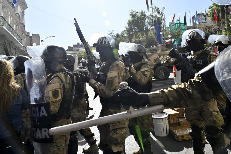 Tropas militares y  vehículos blindados se ven en los alrededores de la Plaza de Armas en La Paz el 26 de junio de 2024. El presidente boliviano, Luis Arce, denunció el miércoles la reunión no autorizada de soldados y tanques frente a edificios gubernamentales en la capital, La Paz