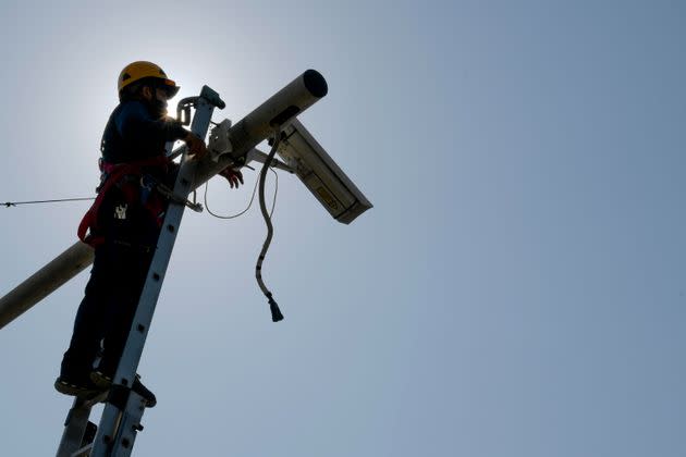 Un operaio impegnato nell' installazione di telecamere di sicurezza in piazza Vittoria a  Napoli, 29  marzo 2021.
 ANSA/CIRO FUSCO (Photo: CIRO FUSCOANSA)