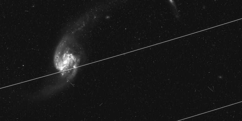 Fotografía tomada por el telescopio espacial Hubble en la que se muestra la estela de un satélite. (NASA, ESA, Kruk et al. vía The New York Times)
