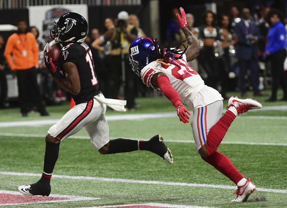 El receptor de los Falcons de Atlanta, Marvin Hall (17), atrapa un pase de Matt Ryan para touchdown al superar al cornerback de los Giants de Nueva York, Janoris Jenkins (20), durante la primera mitad de un juego de la NFL, el lunes 22 de octubre de 2018, en Atlanta. (AP Foto/John Amis)