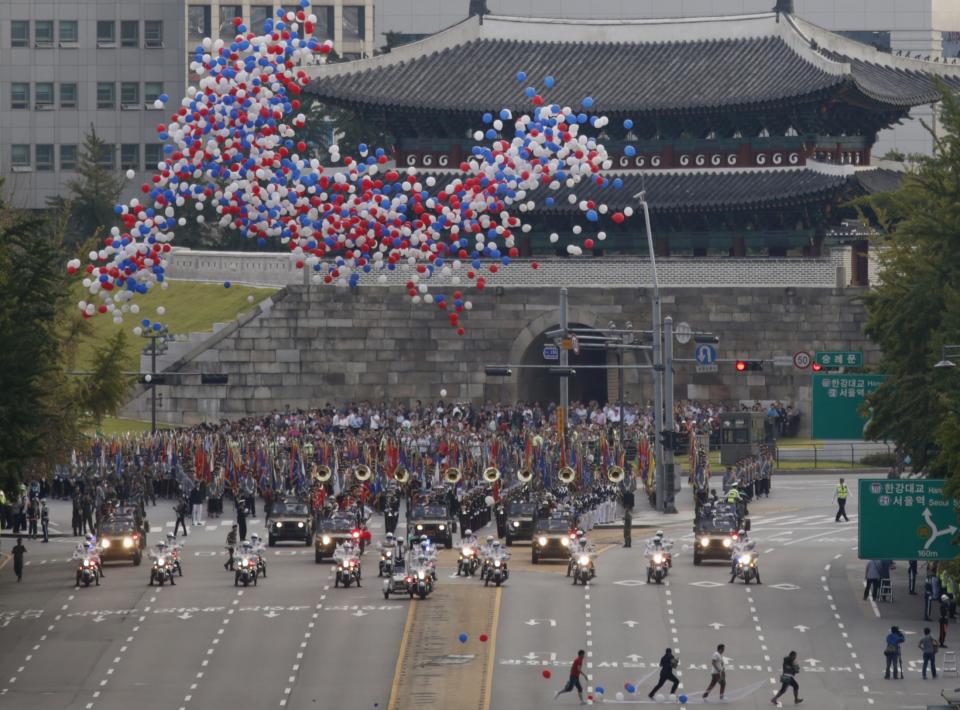 South Korean troops attend a military parade in front of Namdaemun, officially called Sungnyemun, or "Great South Gate" during a ceremony to mark the 65th anniversary of Armed Forces Day on the street in central Seoul October 1, 2013. (REUTERS/Lee Jae-Won)