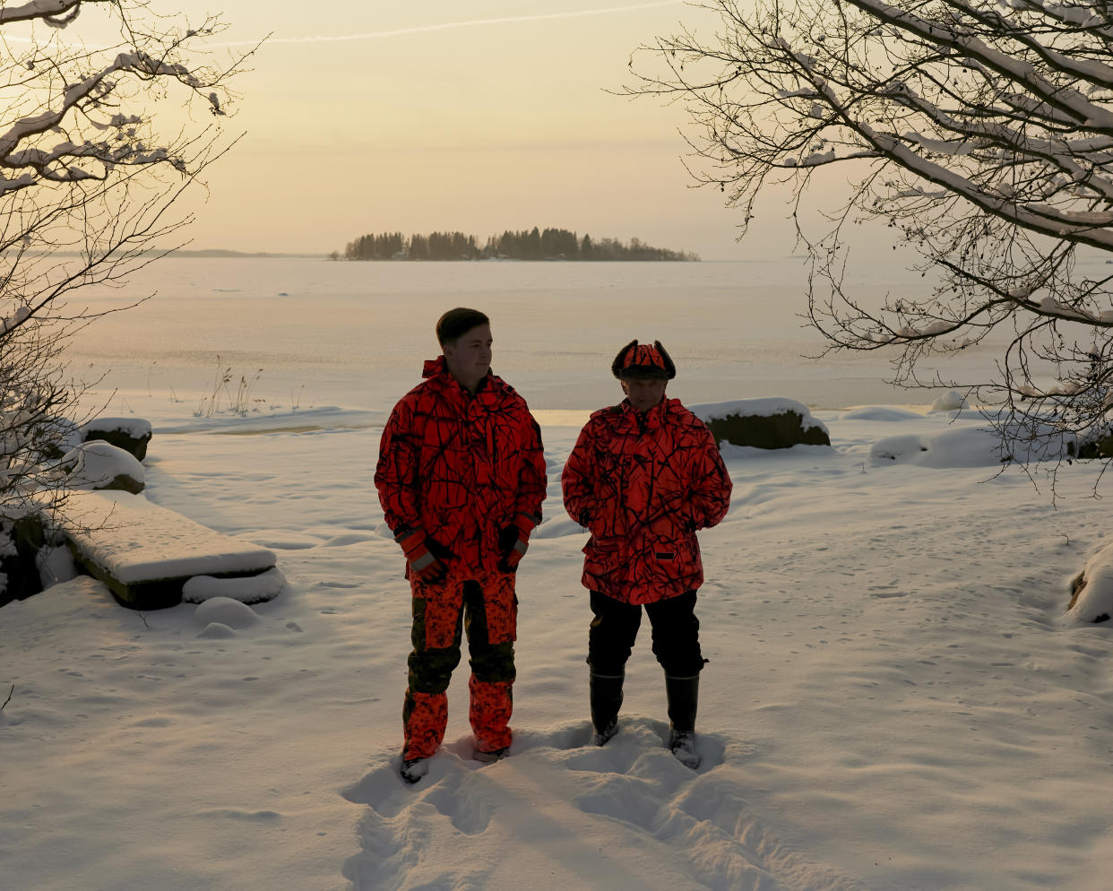 Nina Hansen, profesora de inglés en un colegio, con un alumno en el Karleby Svenska Gymnasium de Kokkola, Finlandia, el 22 de febrero de 2023. (Jake Michaels/The New York Times)