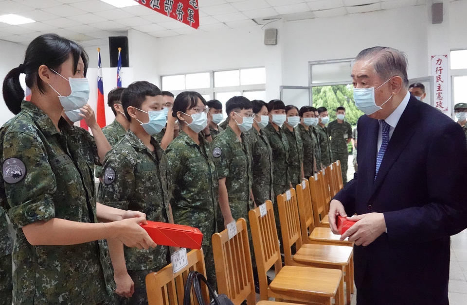 李棟樑逐一慰問執勤官兵生活狀況和需要，並提醒官兵天氣逐漸轉涼，尤其身處高山偏遠地區執行戰備任務，要特別注意保暖，（記者羅廣仁攝）