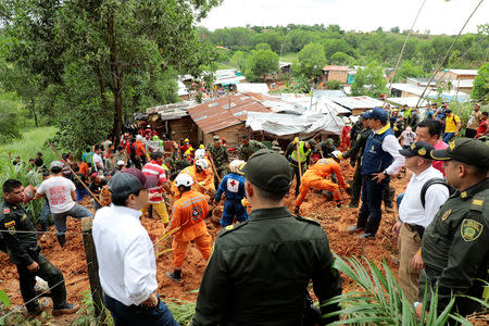 El gobernador de Santander, Didier Tavera (centro), observa el trabajo de los rescatistas en el área donde nueve personas murieron por aludes causados por fuertes lluvias, según las autoridades locales, en Barrancabermeja, Colombia, 21 de octubre de 2018. Gobierno de Santander/Cortesía vía REUTERS. ATENCIÓN EDITORES - ESTA FOTO FUE SUMINISTRADA POR UN TERCERO