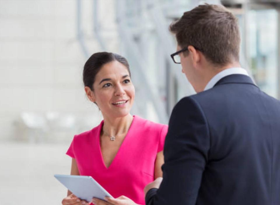 El jefe suele ser el qué da feedback: qué pasa cuando es al revés