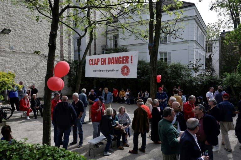 Des manifestants venus soutenir le club de pétanque de Montmartre, le 14 avril 2024, à Paris (STEPHANE DE SAKUTIN)