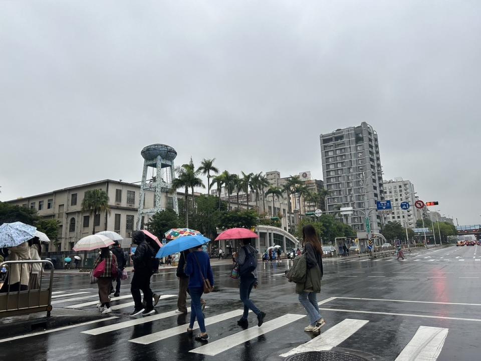 今(6)日受到東北季風影響，氣溫稍下降，北部及東北部天氣較涼，其他地區早晚涼。   圖：林岑韋／攝