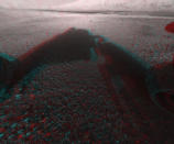 Vista en 3D de la parte trasera del Curiosity. El anaglifo fue hecho con un par de cámaras contra riesgos en la parte trasera del robot, difundidas este 7 de agosto. Aunque la imagen está cortada se puede ver parte del monte Sharp.