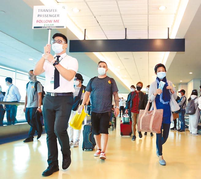 香港傳出有菲律賓外傭經台灣轉機抵香港後確診。圖為首批轉機旅客6月26日抵台轉機。（本報資料照片）