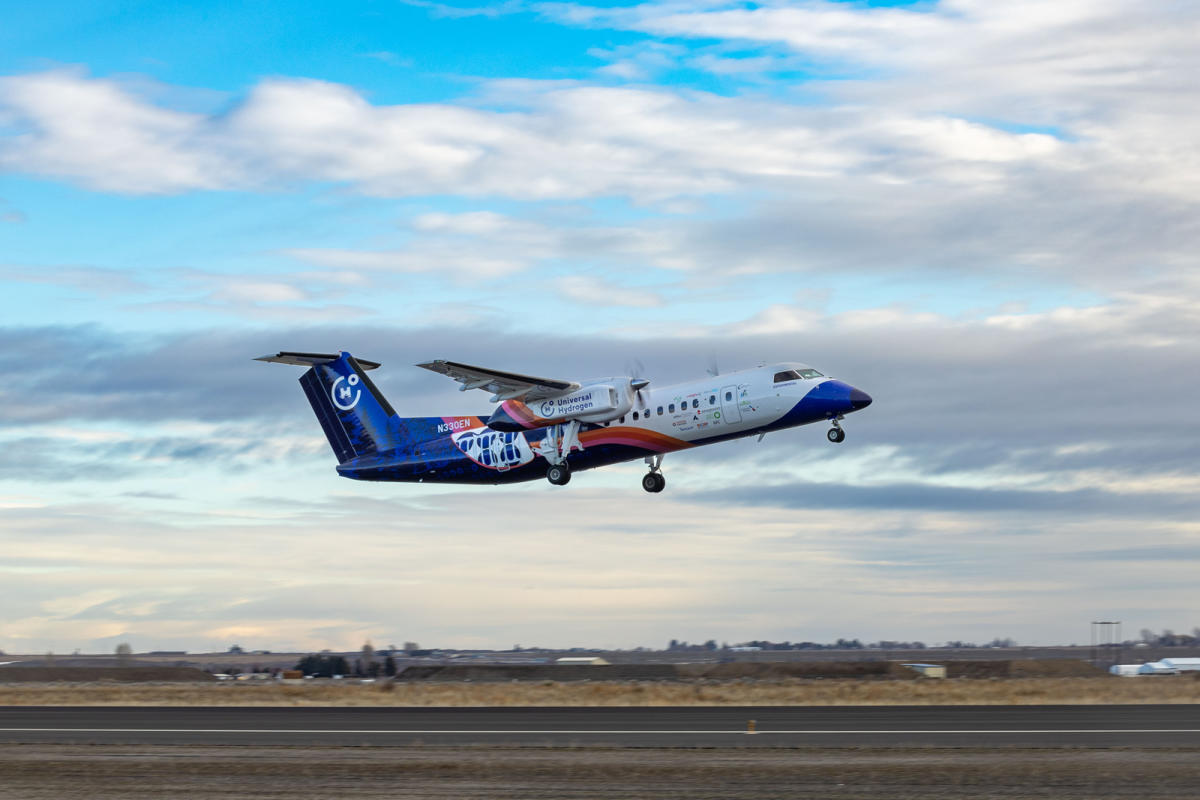 A Dash-8 propeller airliner flew for 15 minutes with a hydrogen fuel cell engine on one side