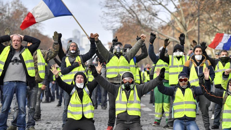 Demonstranten in gelben Westen protestieren in der Nähe des Arc des Triumph. Foto: Chen Yichen/XinHua