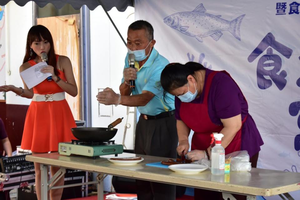 在地業者示範香煎烏魚子，一邊提醒民眾「烏魚子要立起來切，這樣才會大片又美觀」。（記者彭新茹攝）