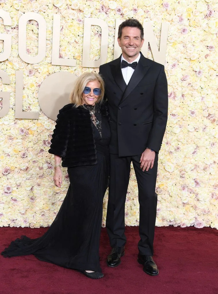 Bradley Cooper y su madre Gloria Campano, en la gala de los Globos de Oro el pasado enero